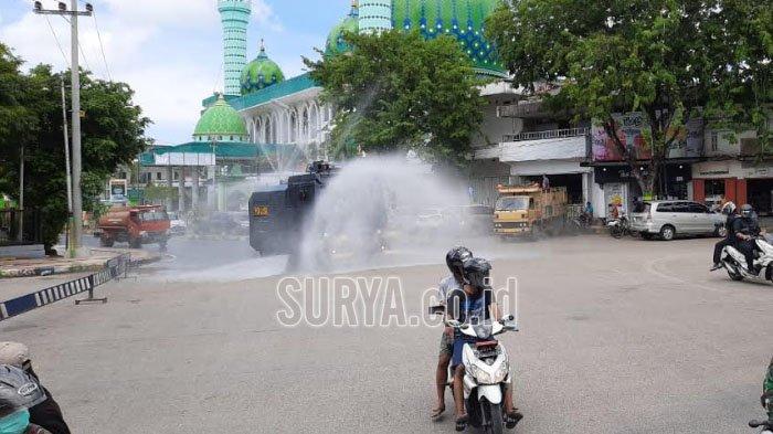 Polres Pamekasan Semprotkan 24 Ribu Liter Disinfektan ke Fasilitas Umum dan Jalan Raya