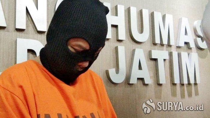 JL (51) sang mucikari PA saat di Balai Wartawan Mapolda Jatim, Senin (28/10/2019).