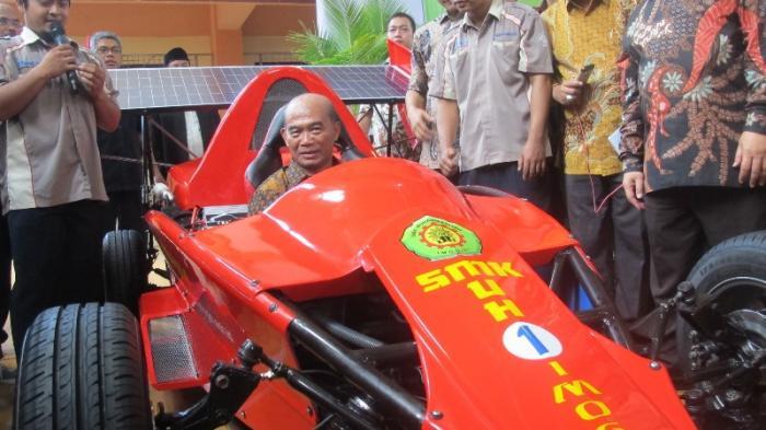 Menteri Pendidikan Muhadjir Effendy Puji Mobil Formula 1 Bertenaga Surya Karya Pelajar Bantul