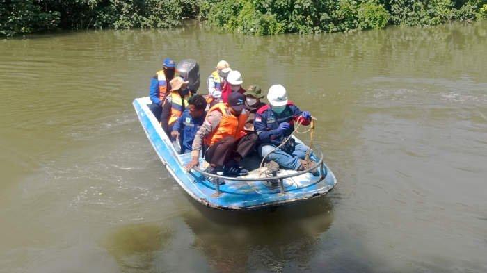 Patroli Air di Sepanjang Sungai Surabaya, Petugas Temukan Banyak Bangunan Liar dan Sampah Domestik