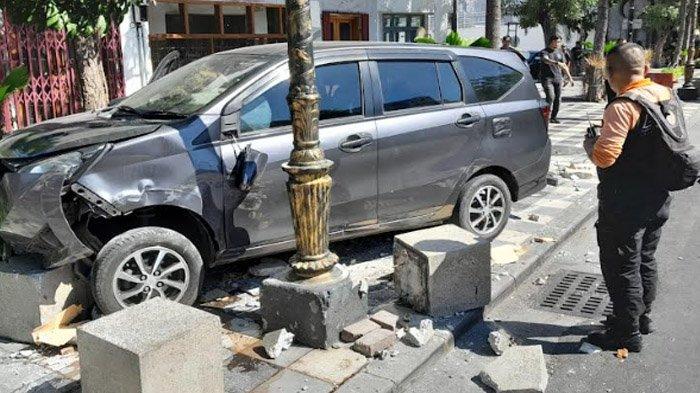 Mobil Terabas Jalan Tunjungan Surabaya Akibat Sopir Ngantuk, Tabrak Pohon dan Pedestrian Semburat