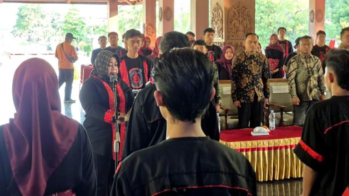 PELANTIKAN - Plt Bupati Ponorogo Lisdyarita saat melantik perwakilan volunter di Pendopo Agung, Jalan Alunan Utara, Kelurahan Mangkujayan, Kecamatan/Kabupaten Ponorogo, Jawa Timur, Kamis (4/6/2026). Dari lebih dari 1.000 pemuda yang mengikuti seleksi, hanya 100 orang yang terpilih dan resmi dilantik untuk menjadi garda terdepan dalam menyambut tamu.