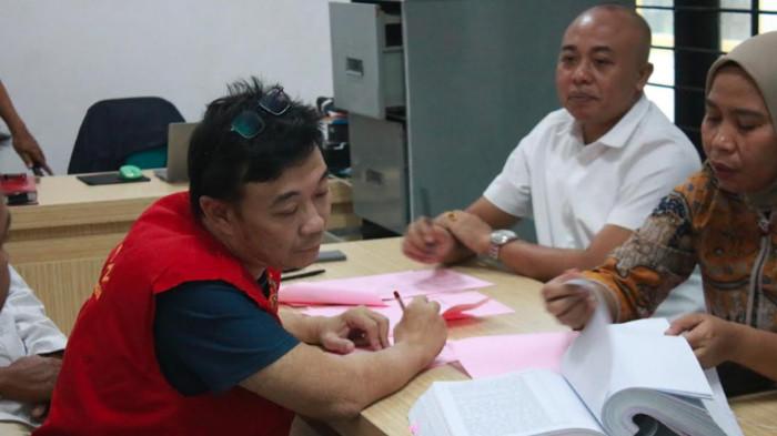 SEGERA SIDANG- Tersangka pengusiran Nenek Elina, menandatangani berkas pelimpahan tahap dua sebelum resmi ditahan di Rutan Medaeng, Jumat (27/2/2026). Tiga tersangka Samuel Adi Kristanto, Mohammad Yasin, dan Sugeng Yulianto. akan segera diseret ke pengadilan untuk diadili.