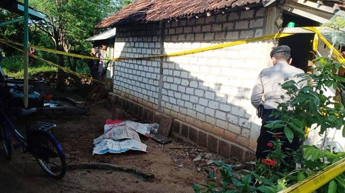 Anggota Satreskrim Polres Tuban melakukan olah TKP kasus pembunuhan di Desa Sobontoro, Kecamatan Tambakboyo, Jumat (5/6/2020) 