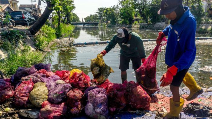 SAMPAH PLASTIK - Setiap hari sekitar satu ton sampah plastik berhasil diangkat dari aliran sungai melalui kolaborasi DLH Surabaya dengan NGO seperti Ecoton dan Lohjinawi,