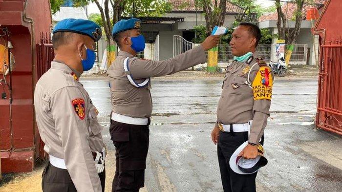 Ikuti Anjuran Kapolri, Setiap Polisi yang Masuk Mapolres Pamekasan Diperiksa Suhu Tubuh