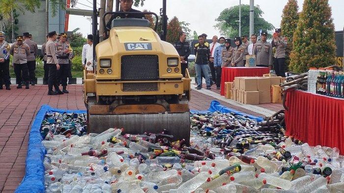 Polres Gresik Musnahkan 3167 Botol Miras dan 144 Tersangka dari Hasil Operasi Pekat Semeru 2023