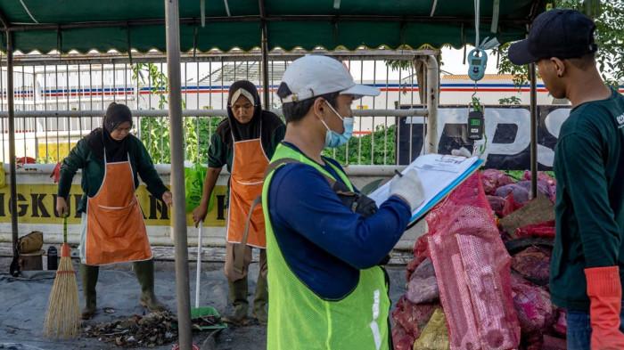 EKONOMI SIRKULAR -  Sampah yang dikumpulkan dari sungai tidak langsung dibuang, melainkan dipilah, dikemas dan dijual kembali. Hal ini membuka peluang ekonomi baru bagi masyarakat sekitar.