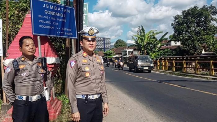 TINJAUAN TERAKHIR - Kasat Lantas Polres Tulungagung, AKP Mohammad Taufik Nabila melakukan tinjauan terakhir sebelum penutupan Jembatan Gondang 1, jembatan di jalan nasional Tulungagung-Trenggalek, Jawa Timur, yang akan dimulai dibongkar pada Jumat (29/5/2026) ini hingga 11 Desember 2026. Masyarakat diminta memperhatikan jalur alternatif yang sudah disiapkan.