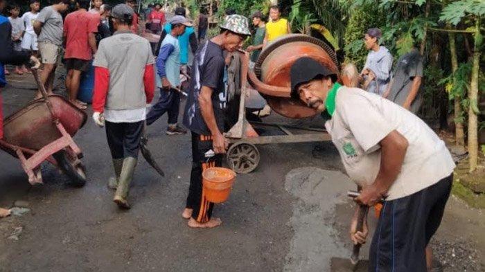 Pemda Kelamaan, Warga Trenggalek Pilih Swadaya Perbaiki Jalan 1,5 KM, Ingin Mulus Saat Idul Fitri