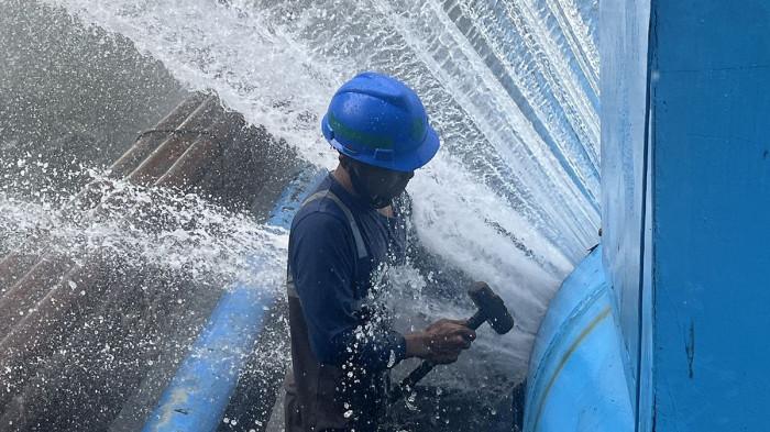 PIPA PAM BOCOR - PAM Surya Sembada Kota Surabaya bergerak cepat menangani perbaikan pipa yang mengalami gangguan di kawasan Jalan Ir Soekarno (MERR) Surabaya, Jawa Timur, Rabu (29/4/2026). Petugas langsung diterjunkan ke lokasi untuk melakukan penanganan sekaligus memastikan penyebab kerusakan.
