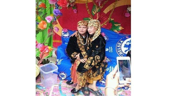 5 Fakta Pernikahan Pria 25 Tahun Yang Menikahi Wanita 56 Tahun, Berawal dari Nasabah & Sempat LDR