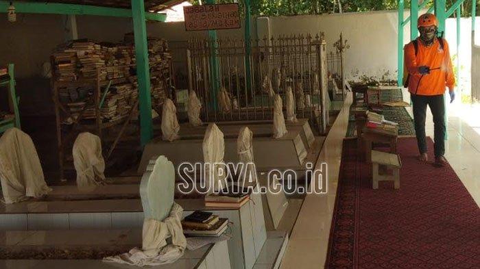 Penyemprotan Disinfektan di Wisata Religi Pasarean Batu Ampar Pamekasan, Putus Covid-19