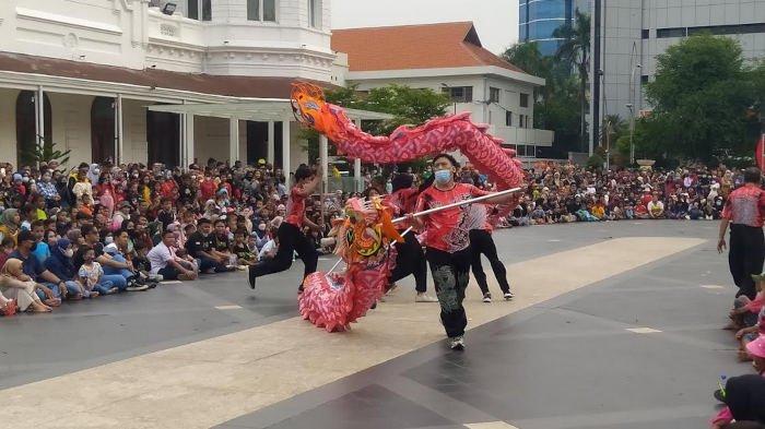 Digelar Jelang Imlek, Penonton Barongsai dan Leang Leong Membludak di Alun-alun Surabaya