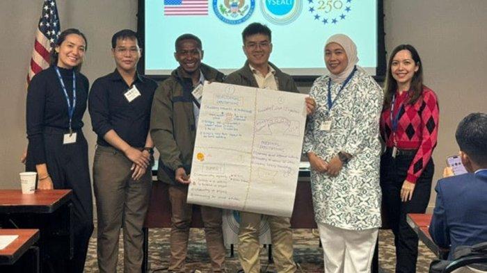 Para peserta YSEALI Professional Fellows mengikuti sesi orientasi kedatangan.