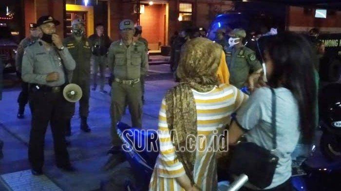 Personil Gabungan Polres Pamekasan Bubarkan Warga yang Nongkrong di Cafe Malam-malam