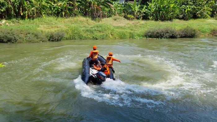 Bocah Tenggelam di Sungai Kalimas Gresik, Petugas Sisir Sungai Sejauh 1,5 Kilometer