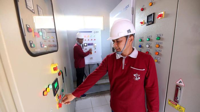 petugas rumah pompa di Surabaya