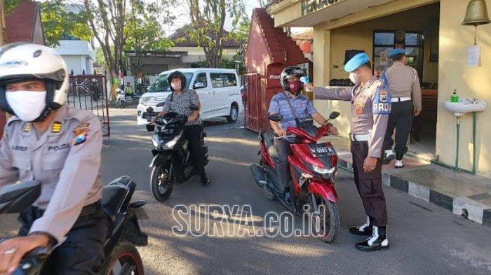 Sebelum Masuk Mapolres Pamekasan, Wajib Periksa Suhu Tubuh Pakai Body Thermal Scanner