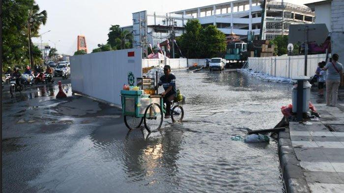 Kurangi Banjir di Terowongan Joyoboyo, PDAM Kesulitan Temukan Valve Pipa Berusia 100 Tahun - pipa-PDAM-Surabaya-bocor-1.jpg