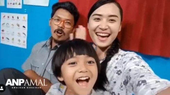 Qiz oz qolini oziga tiqdi