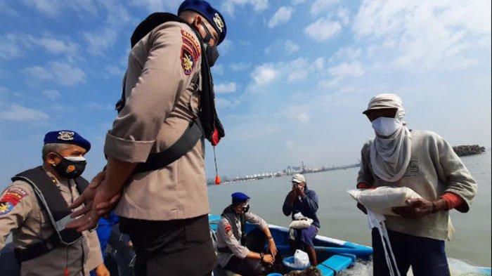 Ditpolairud Polda Jatim Salurkan Bantuan Masker dan Sembako untuk Nelayan yang Sedang Melaut