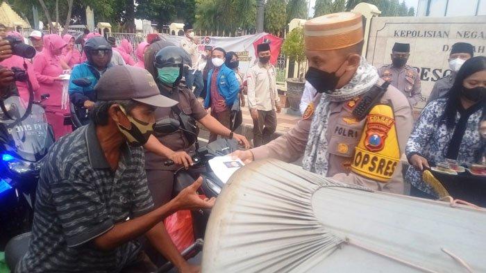 Sambil Bersolawat, Polisi Situbondo  Bagi Bagi Takjil ke Masyarakat