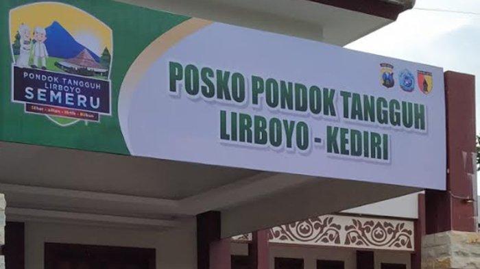 Posko Pondok Tangguh Lirboyo menyiapkan peralatan dan kebutuhan dalam penanganan kasus Covid 19.