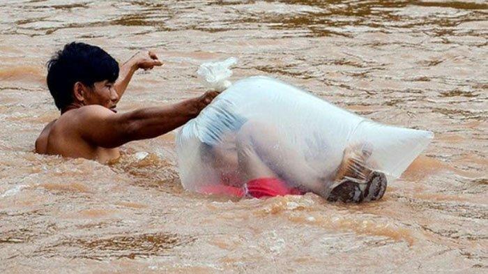 Potret Anak-anak Dibungkus Plastik Seberangi Sungai Demi Sekolah Viral, Begini Kondisi Sebenarnya