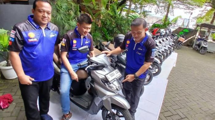 MENAIKI YAMAHA GEAR ULTIMA - Manager Promosi Yamaha STSJ, William Saputra (tengah), saat menaiki Yamaha Gear Ultima 125 hybrid  yang dirancang kuat dan praktis untuk mendukung aktivitas pelaku UMKM di Surabaya.