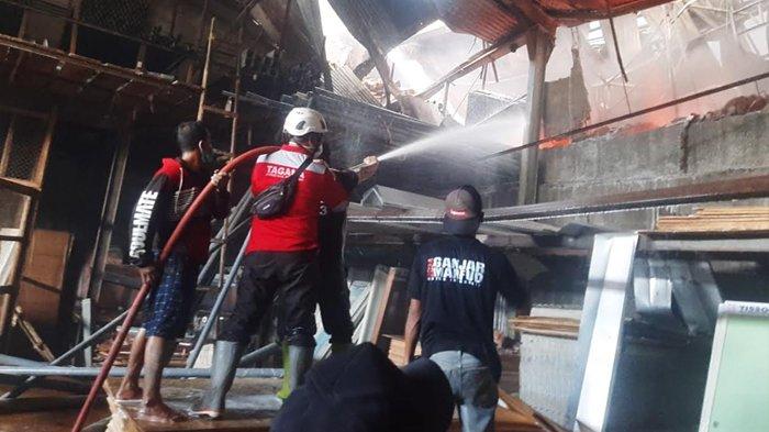 Pemadaman Kebakaran Hebat yang Melahap Pertokoan di Situbondo Jawa Timur Melibatkan 10 Unit Damkar