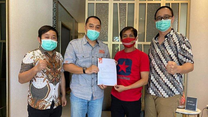 PSI saat memberikan surat rekomendasi pada Eri Cahyadi sebelum mendaftarkan diri pencalonanya di Pilwali Surabaya 2020 ke KPU setempat