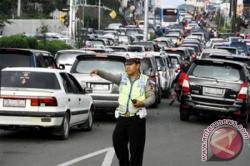 Hingga Kamis Dinihari Jalur Wisata Puncak Macet Total