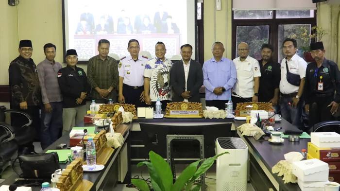 SEPAKAT - Paguyuban Jukir Surabaya (PJS) dan pengelola parkir lainnya bersama Dishub sepakat menghentikan stigma miring keberadaan jukir di Surabaya dalam rapat hearing di Komisi A DPRD Surabaya, Jawa Timur pada Selasa (21/4/2026).
‎