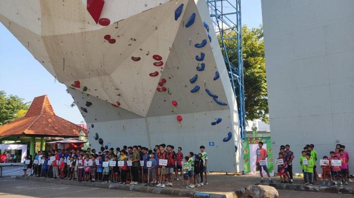 RATUSAN ATLET - Sebanyak 294 atlet dari 30 kabupaten/kota ambil bagian dalam Kejurprov Panjat Tebing Jawa Timur 2026 di lapangan Seger Jl Kertajaya Surabaya, Kamis-Minggu 7-10 Mei 2026.