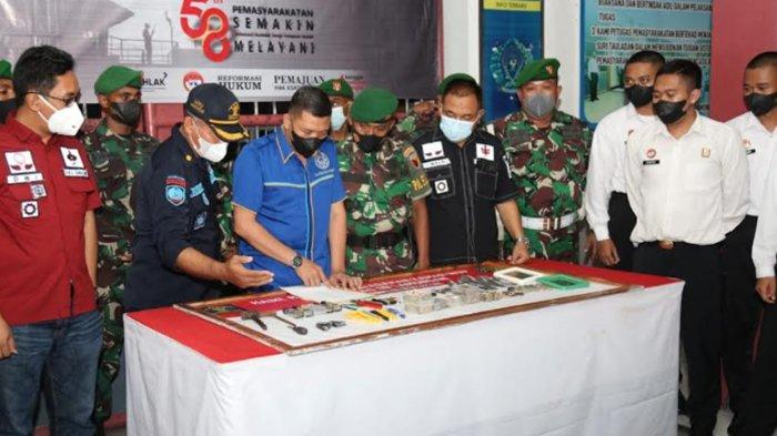 Petugas Gabungan Razia Kamar Hunian Lapas Lamongan, Puluhan Jenis Barang Terlarang Diamankan