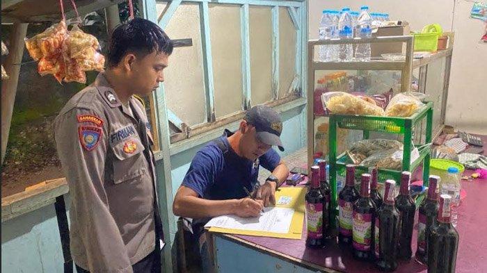 Ciptakan Ramadhan Aman di Situbondo, Polisi Sita Puluhan Botol Miras dari Warung dan Toko