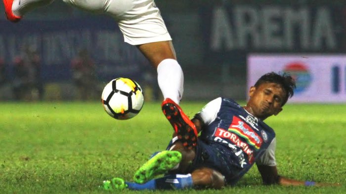 Ricky Ohorella, beraksi untuk Arema.