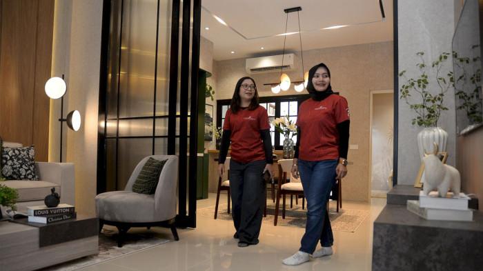 HUNIAN MODERN - General Manager (GM) Citra Harmoni Sidoarjo R Mayasari (kanan) dan Marketing Manager Citra Harmoni Luluk Supardina (kiri) menunjukkan rumah contoh tipe Charlene yang berada di Cluster Cambridge Phase 3 Citra Harmoni Sidoarjo,  Jawa Timur pada Minggu (15/2/2026). Hunian ideal untuk keluarga modern dua lantai ini  memiliki 3 kamar tidur, 3 kamar mandi serta 2 ruang tamu