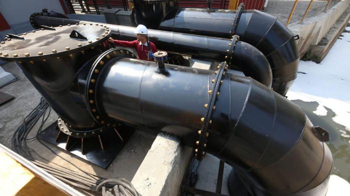 RUMAH POMPA - Pemkot Surabaya juga memperkuat sistem pompa air dan pembersihan saluran. Saat ini, terdapat 76 rumah pompa aktif, dan akan ditambah lima unit baru pada akhir 2025, sehingga total menjadi 81 rumah pompa.