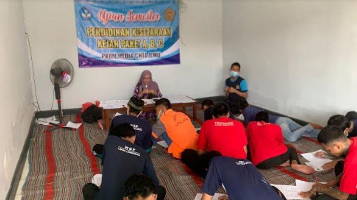 Semangat Timba Ilmu, 15 Warga Binaan Lapas Lamongan Ikut Ujian Paket