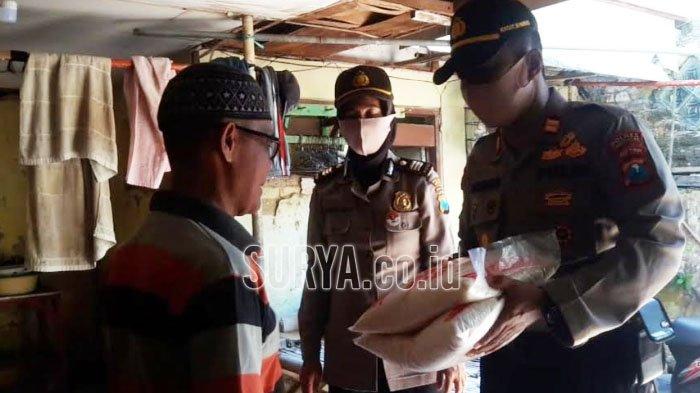 Polres Pamekasan Bagikan Paket Sembako untuk PKL yang Belum Tersentuh Bantuan Pemerintah