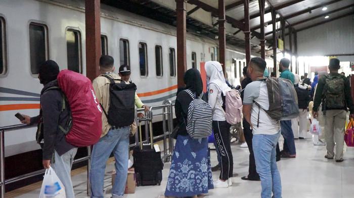 TIKET KERETA API LEBARAN - Suasana di stasiun kereta api PT Kereta Api Indonesia Daerah Operasi 9 Jember, Jawa Timur. KAI Daop 9 Jember memberlakukan sistem pemesanan tiket H-45 periode Angkutan Lebaran 2026. Hal ini bertujuan untuk mengelola lonjakan penumpang.