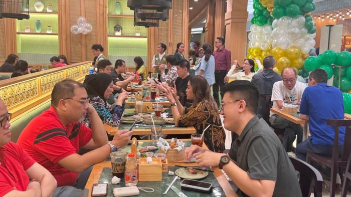 KULINER LEGENDARIS - Pengunjung menikmati santapan menu legendaris mie yammie di Top Noodle Tunjungan Plaza Surabaya, Kamis (26/2/2026). Setelah lebih dari 35 tahun menjadi ikon yammie di Surabaya, restoran ini hadir dengan pelayanan meja penuh (full-service).