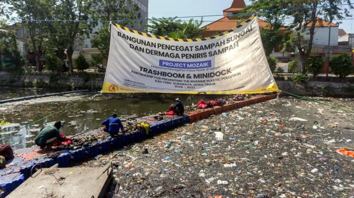 SAMPAH PLASTIK - Sekitar 1 ton sampah plastik per hari di Kali Tebu dan Kali Mrutu, Surabaya, menggunakan sistem trash boom serta memberdayakan warga sekitar.