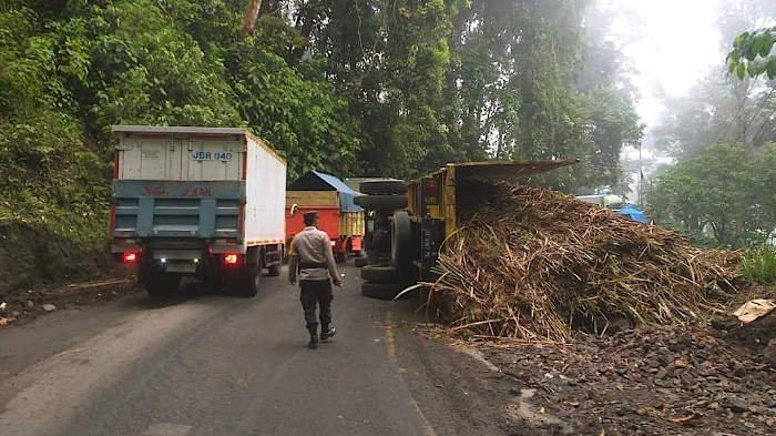 Truk Angkut Tebu Terguling di Jalur Gunung Gumitir Jember, Polisi Minta Pengendara Berhati-hati