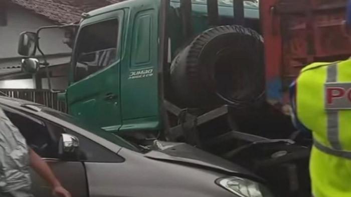 Tabrakan Dua Arah di Trenggalek, Truk Hino Hantam Innova Akibat Hindari Kendaraan Mengerem Mendadak