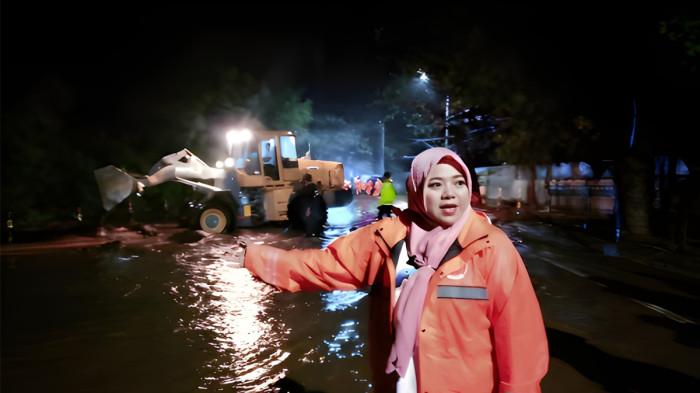 BANJIR SITUBONDO - Wakil Bupati (Wabup) Situbondo, Ulfiyah, saat turun langsung ke lokasi terdampak banjir di Kabupaten Situbondo, Jawa Timur, Kamis (22/1/2026), untuk memantau proses penanganan.