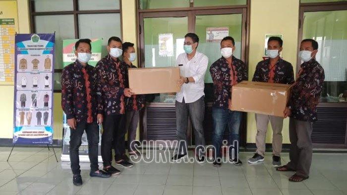 Anggota DPRD Pamekasan Sumbang 30 Set Pakaian APD untuk Tenaga Medis di RSUD