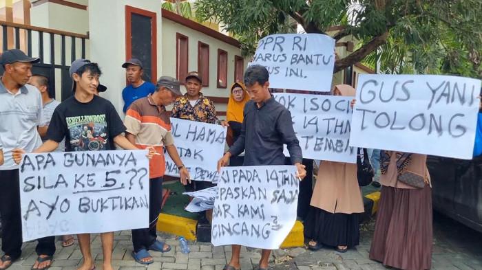 MENUTUT KEADILAN - Warga Desa Imaan, Kecamatan Dukun, menggelar unjuk rasa di Pengadilan Negeri Gresik, Jawa Timur, Kamis (12/2/2026). Mereka kecewa dengan vonis terhadap Ahmad Midhol, pelaku perampokan disertai pembunuhan sadis terhadap Wardatun Toyibah.